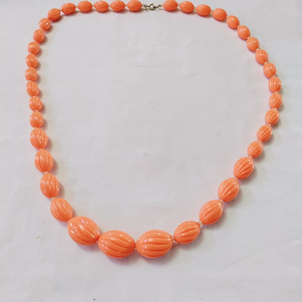 4/$20 Vintage Graduated Swirl Grooved Oval Lucite Bead Peach Necklace 31" long.